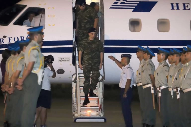 Έλληνες στρατιωτικοί: Έμειναν άφωνοι – Η στιγμή της ανακοίνωσης της απελευθέρωσής τους